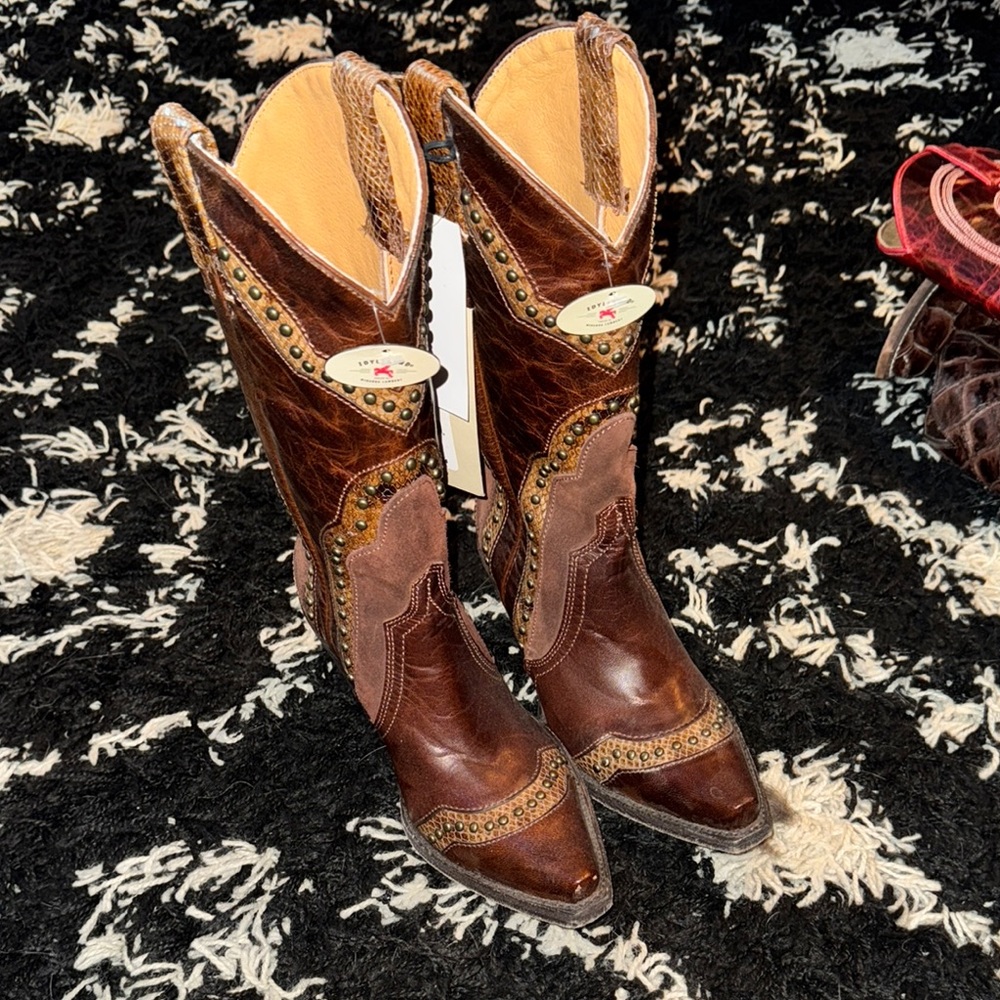 Idyllwind Brown Heeled Boots with Western Flair